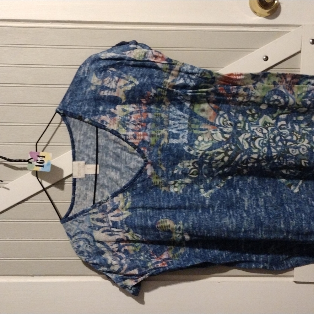 Chico's Blue Multi-Color Short Sleeve V-Neck Tee